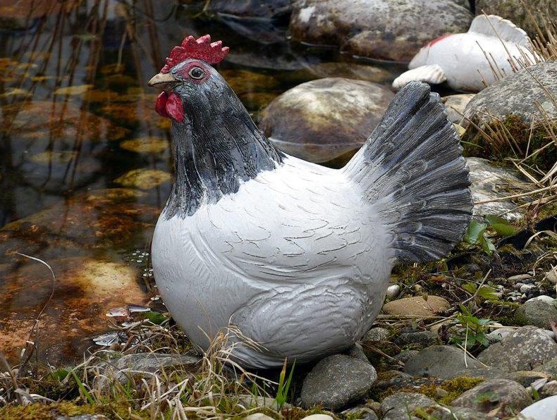 dieses liebevoll modellierte Keramikhuhn passt perfekt zwischen Blumen und Pflanzen.